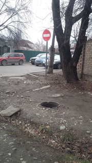 На пересечении улиц Горького и Жукеева-Пудовкина люк открыт (фото)