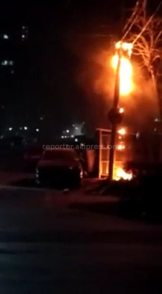 На перекрестке Раззакова-Боконбаева в результате замыкания произошло возгорание опоры ночного освещения <i>(видео)</i>