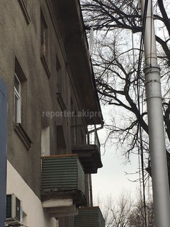 Сосулька на перекрестке Эркиндик-Киевской в Бишкеке вызывает опасность (фото)