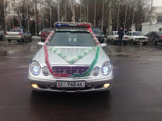 Фото — Украшенный гирляндами автомобиль УПМ ГУВД Бишкека