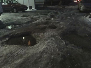 Дорога у входа в 3-ю детскую больницу Бишкека не очищена от снега (фото)