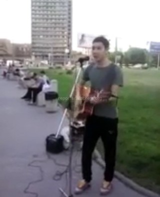 Видео — Кыргызстанец спел песню про Иссык-Куль в Москве