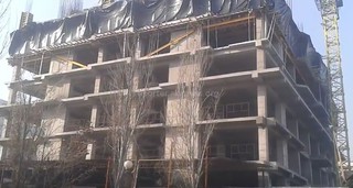 Почему на ул.Фрунзе продолжается строительство многоэтажки, несмотря на предписание прокуратуры о приостановлении работ? - бишкекчанин <i>(видео)</i>