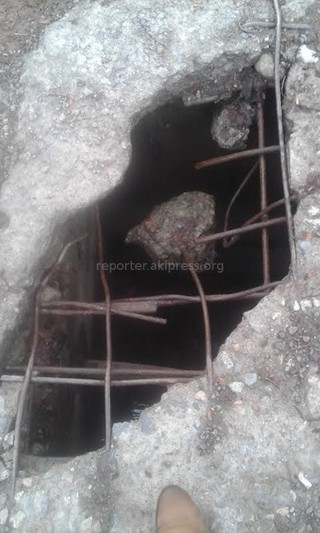 «Бишкекасфальтсервис» заделает двухметровую яму на перекрестке Джунусалиева-Джаманбаева в зависимости от погодных условий
