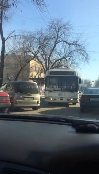 Припаркованные авто на проезжей части ул.Московской в Бишкеке создают для троллейбусов неудобства, - читатель (видео)