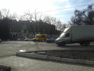 На пересечении Тоголока Молдо и Фрунзе в Бишкеке уже вторые сутки не работает светофор (фото)