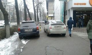 Водители на тротуаре проспекта Манаса в Бишкеке устроили парковку (фото)