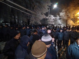 После задержания О.Текебаева у здания ГКНБ собрались его сторонники <i>(фото)</i>