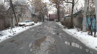 Жители ул.Асановой в Бишкеке просят отремонтировать дорогу, так как по ней уже невозможно ходить и ездить <i>(фото, видео)</i>