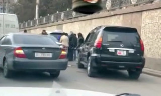 Видео — На проспекте Манаса столкнулись 6 автомобилей