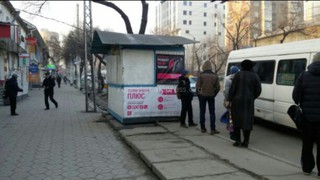Газетные киоски, установленные в начале остановки, загораживают обзор для пассажиров, - бишкекчанин (фото)