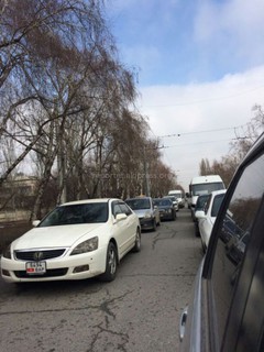 Читатель просит установить дополнительную секцию светофора на пересечении улиц Байтик Баатыра и Суеркулова (фото)