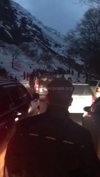 Видео сошедшей лавины на трассу Бишкек-Ош в ущелье Чычкан