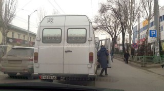 УПМ ГУВД Бишкека оштрафовало водителя маршрутки, который произвел высадку пассажиров в неположенном месте на 1 тыс. сомов