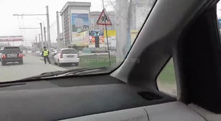 Милиционер припарковал машину в зеленой зоне, - читатель (видео)
