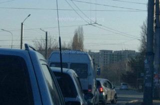 Бишкекское троллейбусное управление натянуло свисающую линию на Шабдан Баатыра-Анкары