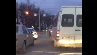 Водитель маршрутки №215 со второй линии поворачивает на ул.Ахунбаева <i>(видео)</i>