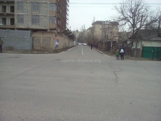 В мкр Аламедин-1 отремонтировали дороги, но забыли про тротуары