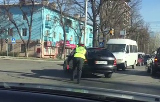 Инспектор патрульной милиции помог водителю толкать заглохший автомобиль <i>(видео)</i>