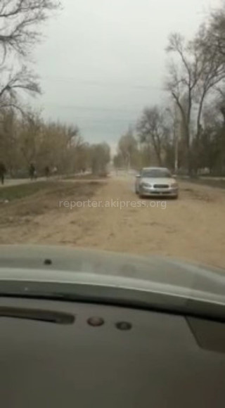 Должны ли дорожники поливать водой участок ремонтируемой дороги? – жители ул.Кольбаева (видео)