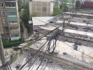 Бетонная плита крыши дома №10 в мкр Анар после интенсивных дождей просела и в любой момент может рухнуть, - житель Оша <i>(фото)</i>