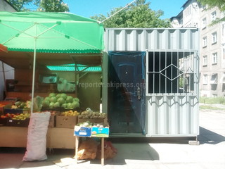 Жители дома №2 мкр Кок-Жар спрашивают, есть ли разрешительные документы у владельцев торговых павильонов в их дворе (фото)