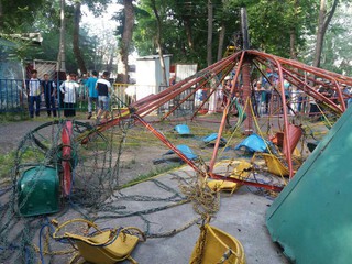 В парке Навои в Оше рухнул аттракцион вместе с посетителями <i>(фото)</i>