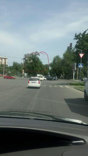 На перекрестке Жумабека-Ибраимова из-за дерева не видно светофора (фото)