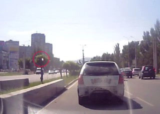 На Южной магистрали из окна автомобиля выкинули баклажку <i>(видео)</i>