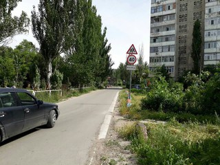 В мкр Аламедин-1 на дороге, ведущей к школе, стоит знак 40, хотя в жилой зоне запрещается движение со скоростью более 20 км/ч, - читатель <i>(фото)</i>