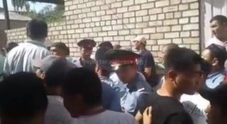 В Жалал-Абаде на избирательном участке №2125 милиция разняла драку между представителями партий СДПК и «Өнүгүү-Прогресс» <i>(видео)</i>