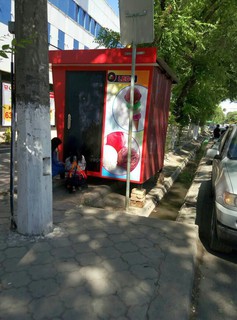 На ул.Горького у «Вефа центра» поставили на кирпичи ларек (фото)