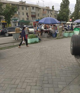На участке ул.Суеркулова в Бишкеке процветает стихийная торговля, - читатель (фото)