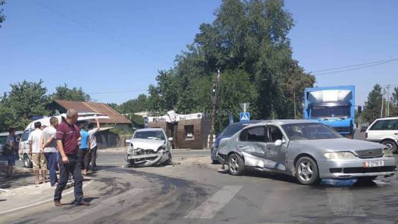 Фото, видео — На Орозбекова-Баялинова произошло ДТП с участием трех машин