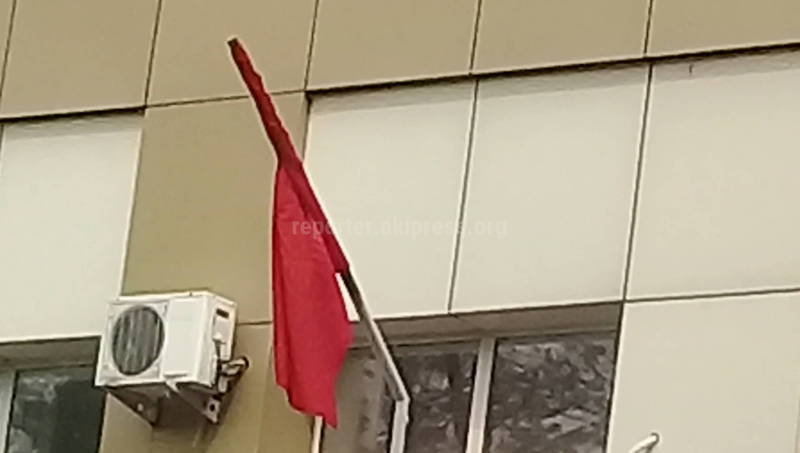 В здании Ленинского райсуда флаг Кыргызстана обмотался