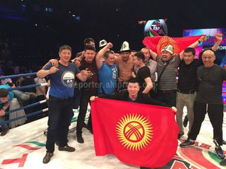 Дастан Шаршеев встретился с болельщиками после боя в Казани (фото)