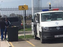 Машина МВД и другие: Кто паркуется на отведенном для ЛОВЗ месте на ипподроме Чолпон-Аты?