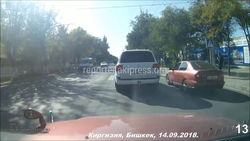 Видео — Момент автонаезда на девушку на улице Горького в Бишкеке