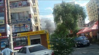 В центре Бишкека горит крыша жилого дома <b><i>(фото)</i></b>