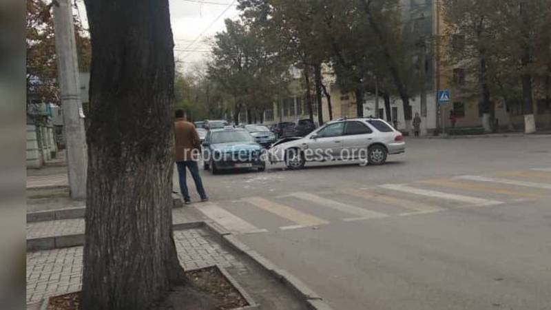 На Жибек Жолу—Турусбекова столкнулись две машины (фото)