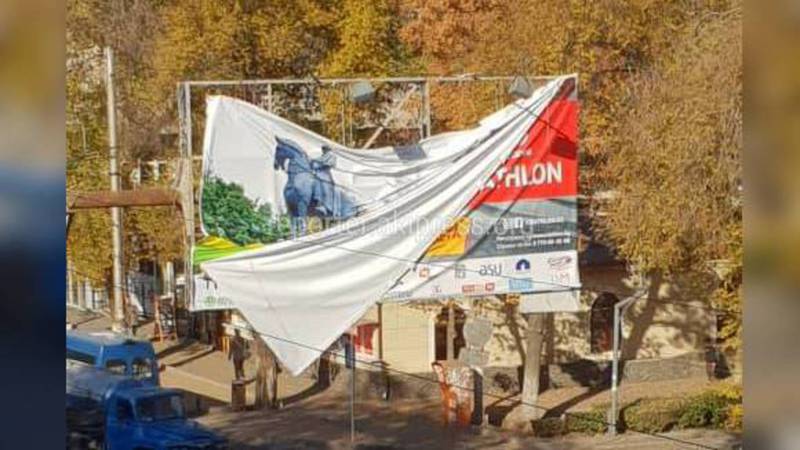 Когда уберут свисающий рекламный баннер на Киевской-Тоголок Молдо?