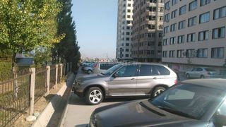Бишкекчанин: Владельцы машин паркуются на тротуаре возле школы №88
