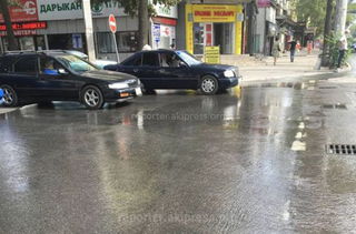 Мэрия Бишкека ответила на жалобу о том, что при поливе вода течет по дороге