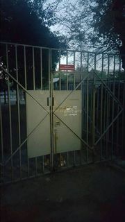 Читатель интересуется, почему во дворе дома по ул.Исанова заварили ворота детской площадки