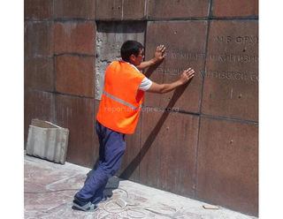 Сотрудники «Тазалыка» восстановили плиты на памятнике М.В.Фрунзе