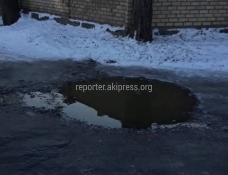 В Бишкеке на Леваневского-Матыева течет канализационная вода