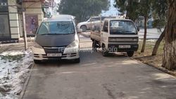 «Доска позора». Тротуары в Бишкеке превратили в парковку