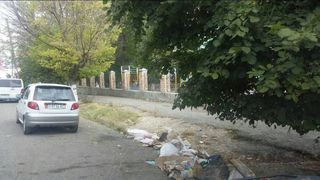 Житель Оша просит убрать мусор возле школы им.Токтогула (фото)