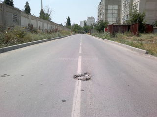 На недавно отремонтированной дороге в мкр Тунгуч уже появились ямы, - бишкекчанин (фото)