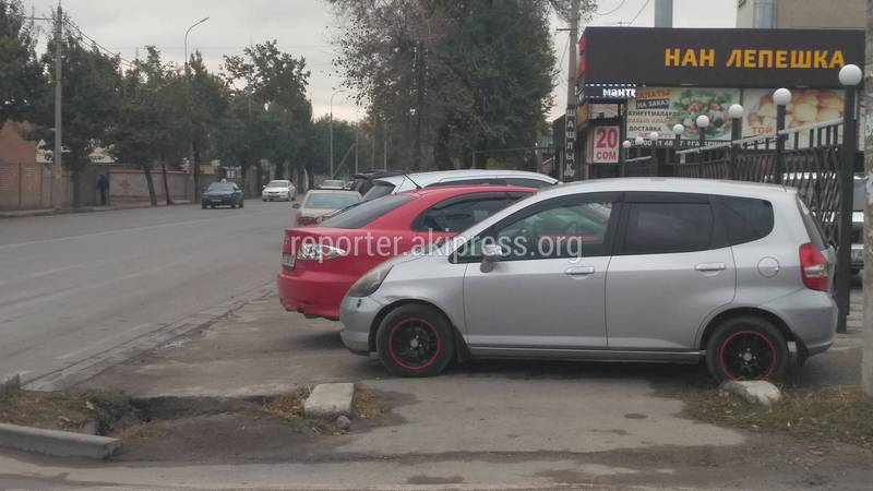 Посетители кафе на улице Гагарина «захватили» тротуар автомобилями (фото)